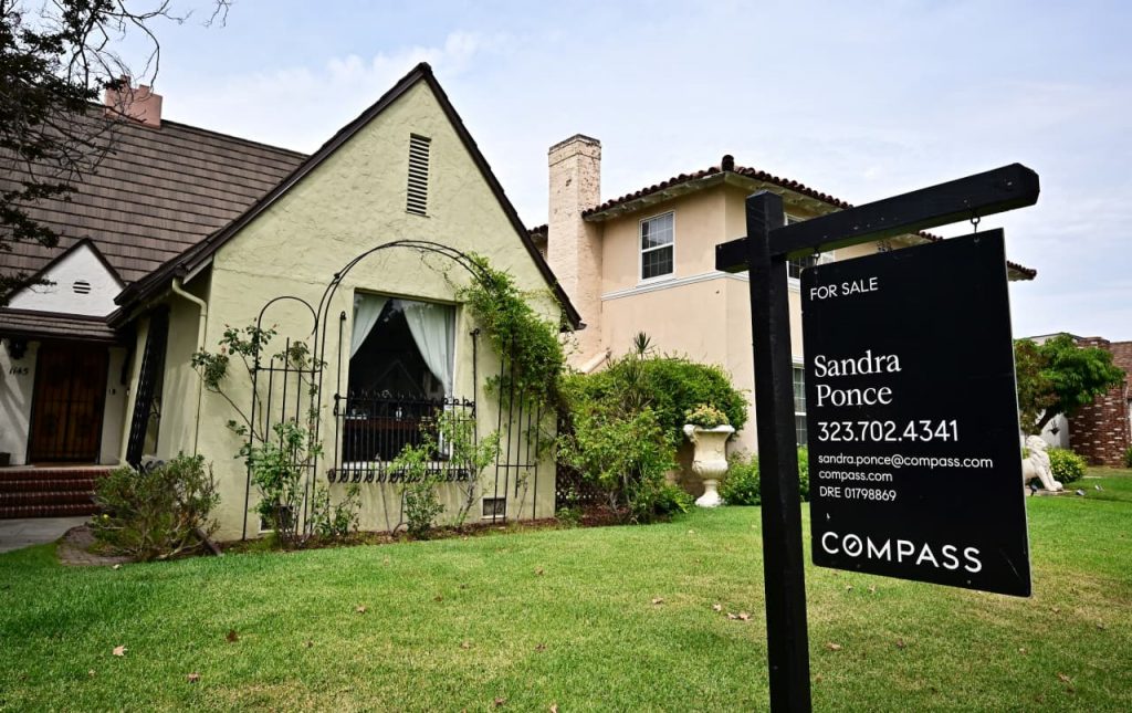 Mortgage rates fall below 6% for the first time since 2022, giving buyers a glimpse of affordability