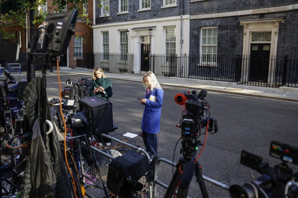 With Keir Starmer premiership on the brink, British government debt tumbles further With Keir Starmer premiership on the brink, British government debt tumbles further
