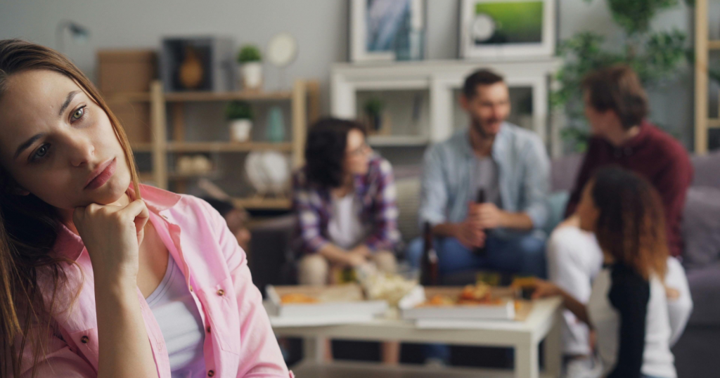 Psychology says the most dangerous form of loneliness isn’t being alone. It’s being surrounded by people while performing a version of yourself that none of them would recognize if they saw you at home on a Sunday afternoon. Featured Image